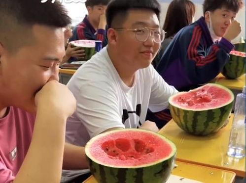 山东寿光老师吃瓜,体验田园生活乐趣