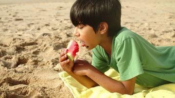 吃瓜视频素材亲嘴,吃瓜视频捕捉到的亲嘴镜头