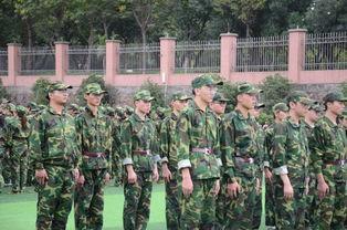 军训吊带跳舞吃瓜现场,吃瓜群众围观欢乐现场