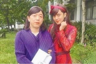 老师自信吃瓜视频,老师演绎幽默教学新风尚