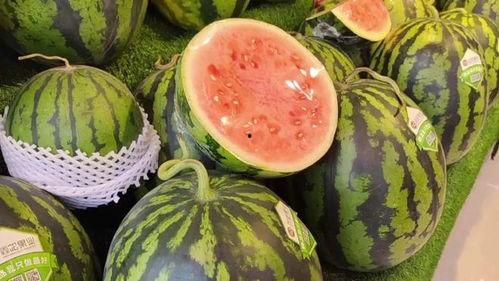 夏天吃瓜男,瓜果飘香——男生们的消暑神器