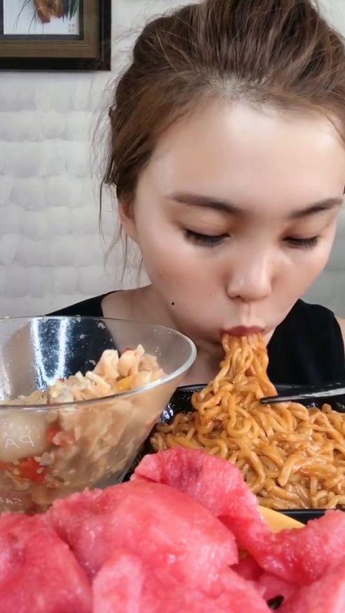 吃瓜的叫兽吃火鸡面