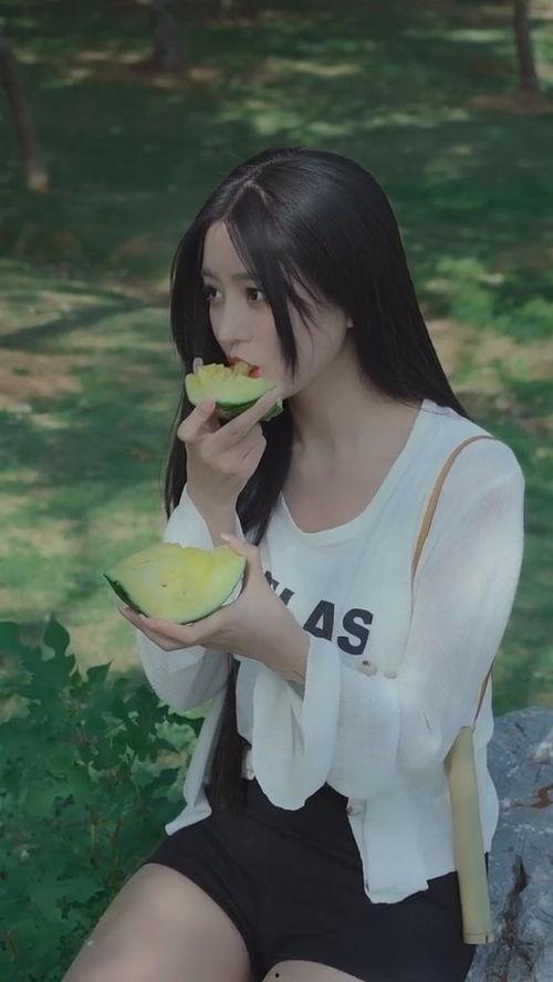 吃瓜里面的美女  第1张