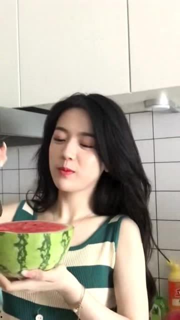 吃瓜里面的美女  第3张