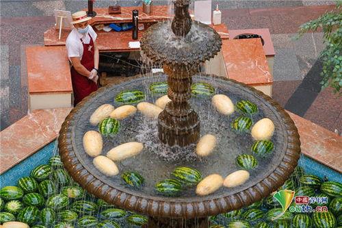 喷泉广场吃瓜,吃瓜群众的欢乐盛宴  第1张