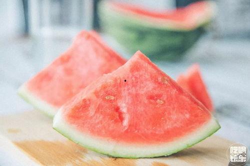 夏天应该吃脆瓜还是沙瓜,脆瓜与沙瓜，哪一款是你的心头好？  第2张